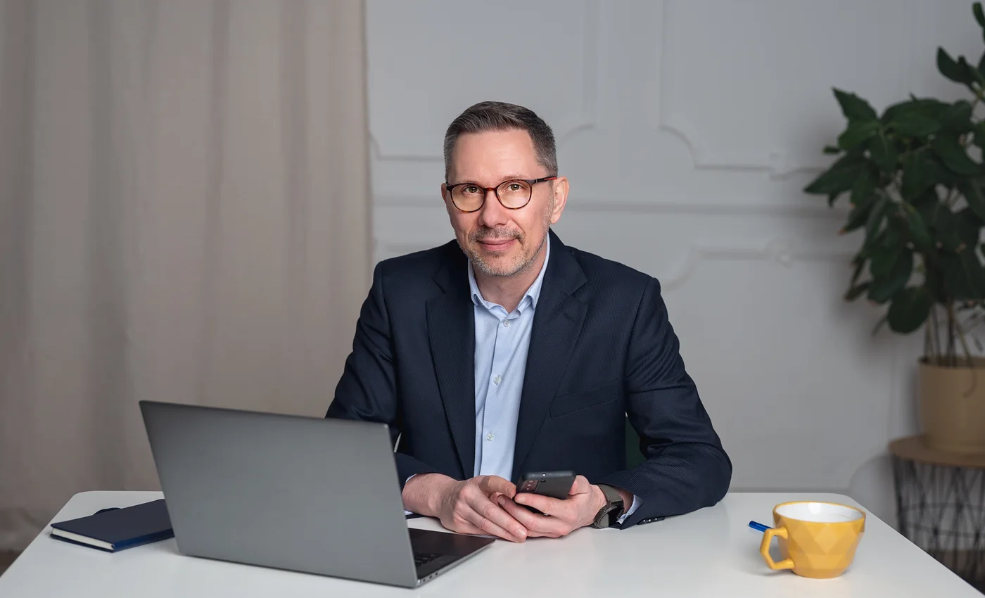 Łukasz Ostrowski bei der Arbeit am Laptop