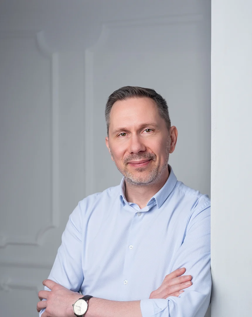 Porträt von Łukasz Ostrowski im hellblauen Hemd