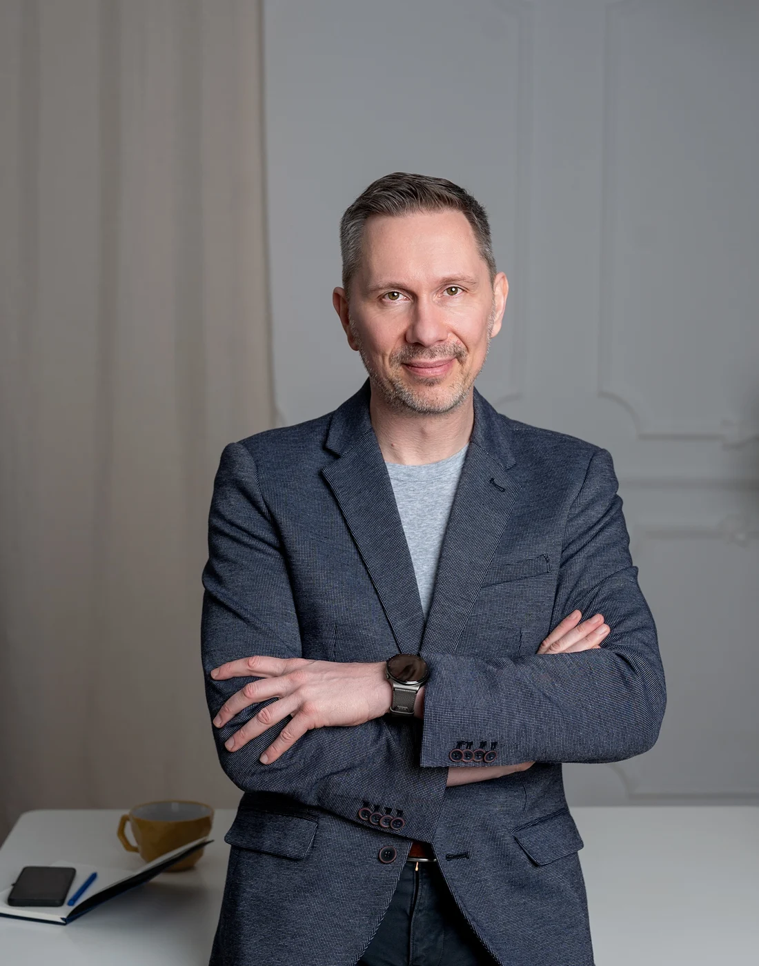 Łukasz Ostrowski in dunkelblauer Jacke